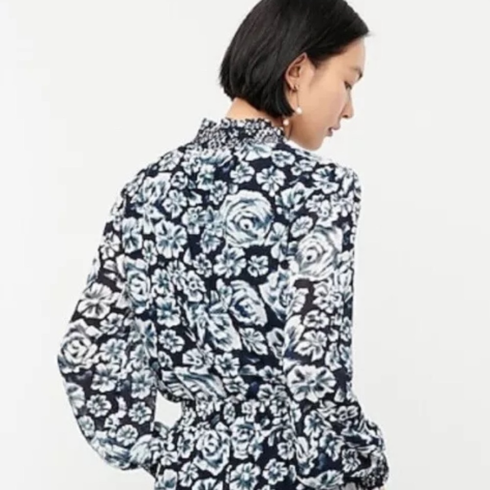 J Crew AE860 Size Small Navy Ikat Shaded Floral Crinkle Chiffon Smocked Blouse